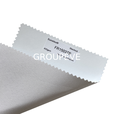Largeur de 3 m Tissu en rouleau de polyester 100% noircoulant en blanc revêtu pour décoration de fenêtre